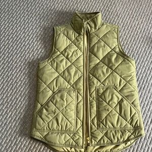 Olive green quilted vest from j. Crew. Size xs, barely worn